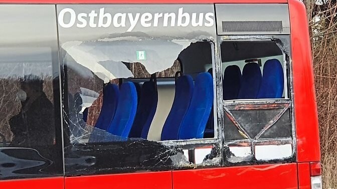 Der beschädigte Linienbus.