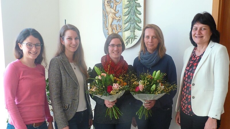 Julia Fink von der Verwaltung (l.), Geschäftsführerin Larissa Dorfner (2.v.l.) und Bürgermeisterin Andrea (r.) gratulierten dem neuen Leitungsteam: Leiterin Antonia Haindl (3.v.l.) und Stellvertreterin Evi Rötzer.