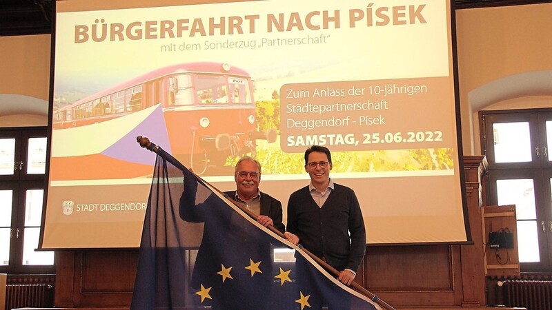 Oberbürgermeister Dr. Christian Moser (r.) und Günther Löffelmann freuen sich schon auf die Bürgerfahrt in die Partnerstadt.