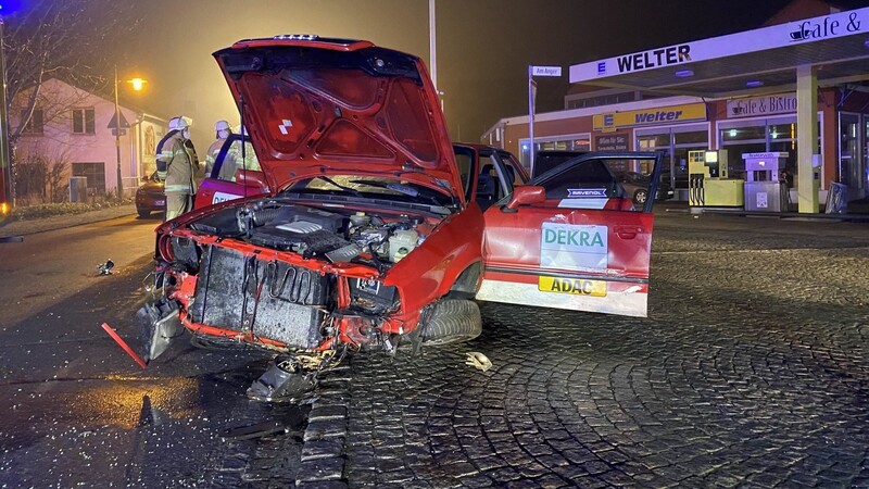 Der Audi wurde bei dem Unfall in der Ortsmitte von Miltach total beschädigt, die drei Insassen wurden leicht verletzt.
