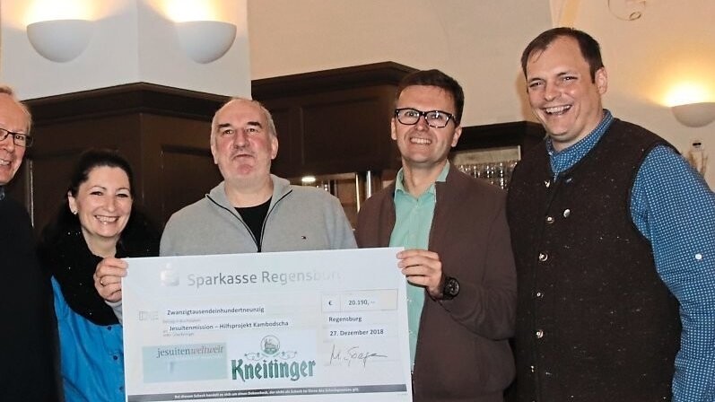 Gabi Fellerer (v. l. ) und Karl Heinz Mierswa (Auer Bräu), Dr. Thomas Rigl und Martin Sperger (Geschäftsführer Kneitinger mit dem Scheck.