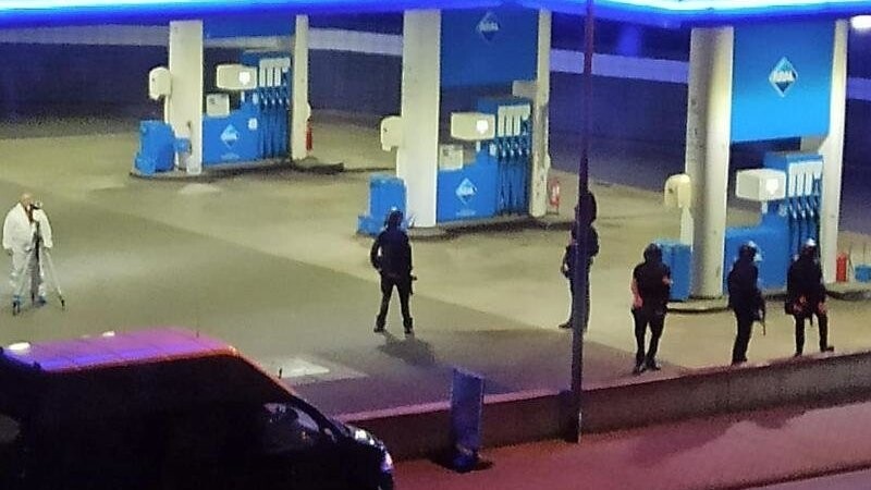 Polizisten sichern die Tankstelle kurz nach der Tat.