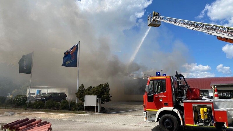 In Wackersdorf ist am Donnerstag eine Lackiererei in Flammen aufgegangen.