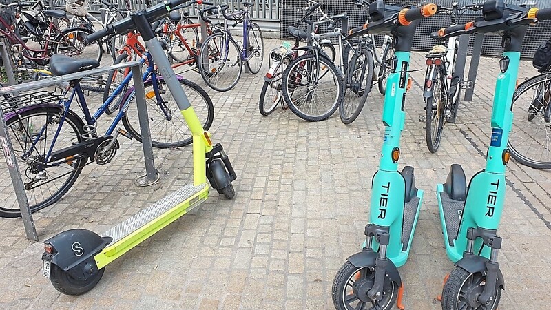 "Superpedestrian"-Scooter (l.) stehen seit Samstag in der Stadt. Hier gesellen sie sich zu "Tier"-Rollern, die es schon länger in Regensburg gibt.