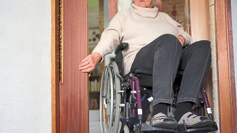 Was tun, wenn man mit dem Rollstuhl nicht durch die Tür kommt? Mit Problemen wie diesem können sich Betroffene an die Wohnraumberatung des Landratsamts wenden.