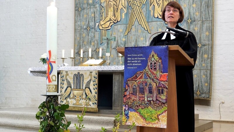 Pfarrerin Christine Rießbeck bei ihrer Predigt im Licht der Osterkerze.