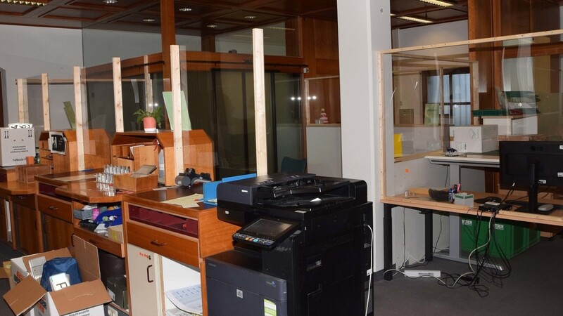 Die Kfz-Zulassungsstelle ist wegen des Umbaus noch bis Ende August in der alten Sparkassen-Filiale (Foto) beheimatet.