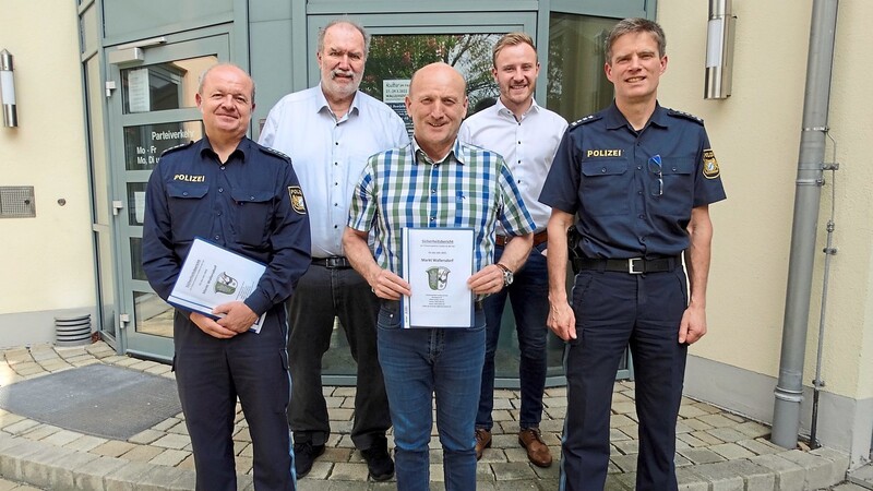 PHK Stephan Lehner (r.) und PHK Franz Salzberger (l.) stellten Bürgermeister Franz Aster, Josef Gressmann (2.v.l.) und Florian Sommersberger (2.v.r.) den Sicherheitsbericht für das Jahr 2021 vor.