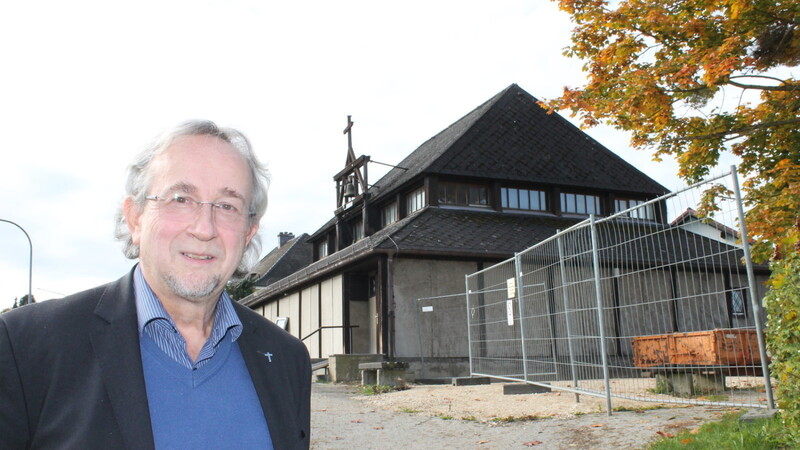 Pfarrer Jörg Gemkow vor der Friedenskirche in Neufahrn. An der Kirche selbst wird die Außenfassade neu gemacht.