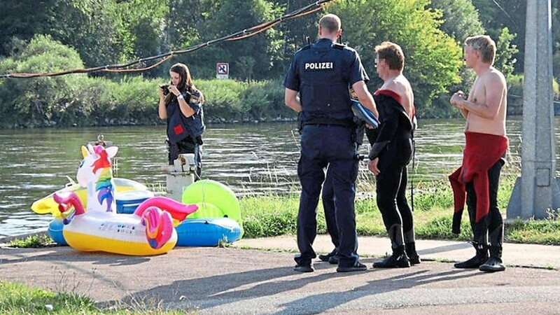 Teils mit aufblasbarem Kinderspielzeug stürzten sich die Abenteuerlustigen in die Fluten der Donau.