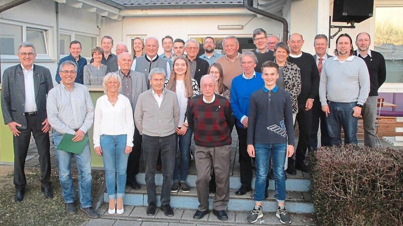 Die vom DJK-Sportverein geehrten Mitglieder mit Gemeinde- und Vereinsrepräsentanten.