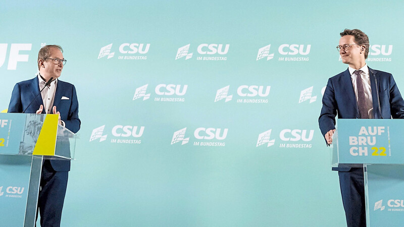 Demonstrativer Schulterschluss: Alexander Dobrindt (l.), Vorsitzender der CSU-Landesgruppe in der Unionsfraktion, und Hendrik Wüst (CDU), Ministerpräsident von Nordrhein-Westfalen, äußern sich bei der Klausurtagung der CSU-Landesgruppe des Deutschen Bundestages.