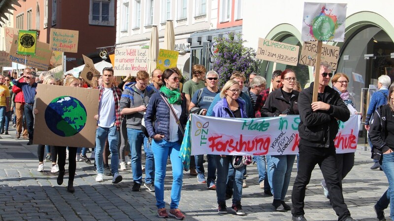 Anlässlich des dritten globalen Klimastreiks gingen in Straubing 600 Menschen auf die Straße, um der Politik deutlich zu machen, welche Themen ihnen wichtig sind.