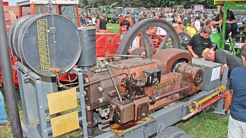 Die Oldtimerfreunde aus Thann hatten ihren alten Deutz-Standmotor, Baujahr 1933, mitgebracht und vorgeführt.