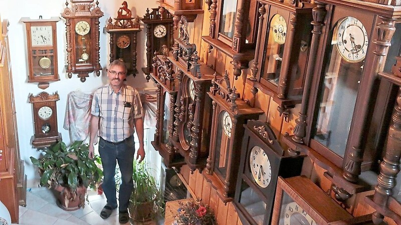 Über 80 Uhren hängen bei Jürgen Scharl im Treppenhaus. Zum Aufziehen der Exemplare braucht er rund eine Stunde.