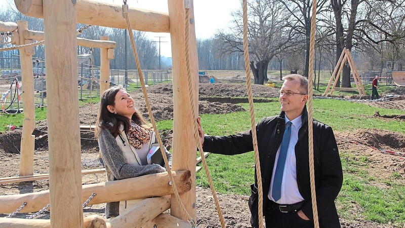 Planerin Angela Kirschner-Eschlwech und Bürgermeister Helmut Steininger an einem neuen Spielgerät in der Jugendfreizeitanlage.