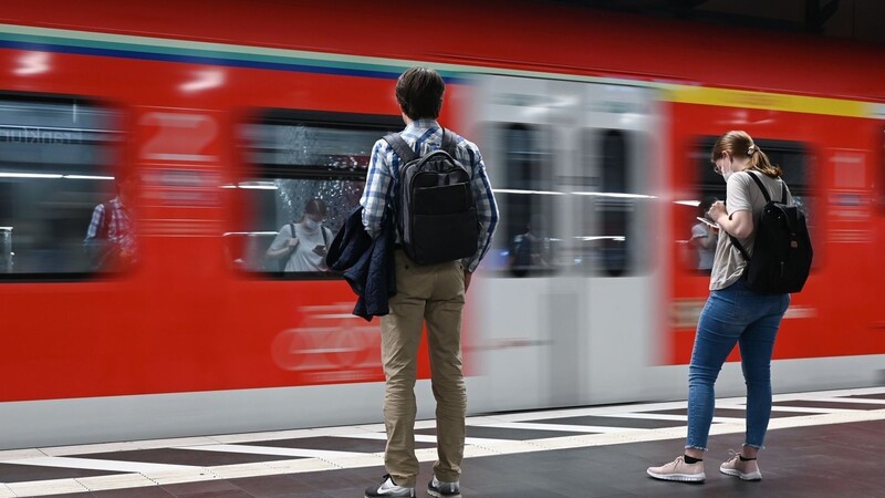 Zugreisende warten auf die S-Bahn: Wann geht es tatsächlich los mit dem Deutschland-Ticket?