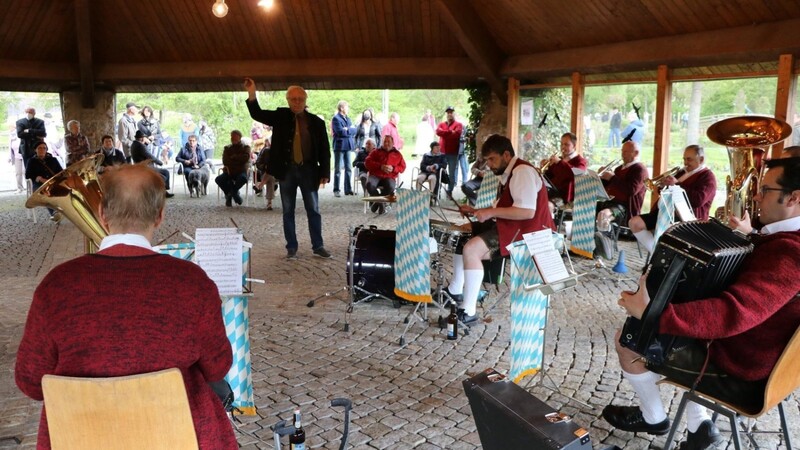 Einen unterhaltsamen Nachmittag erlebten die Zuhörer am Pfingstsonntag bei der öffentlichen Musikprobe der Blaskapelle "Die Weiß-Blau Königstreuen" im Kurpark. Vize-Bürgermeister Wolfgang Pilz dirigierte de Marsch "Mein Heimatland".