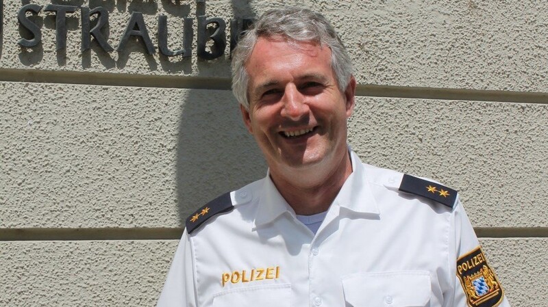 Marktgemeinderatsmitglied Josef Eckl wurde gratuliert zur kürzlichen Ernennung als Dienststellenleiter der Polizeiinspektion Straubing.