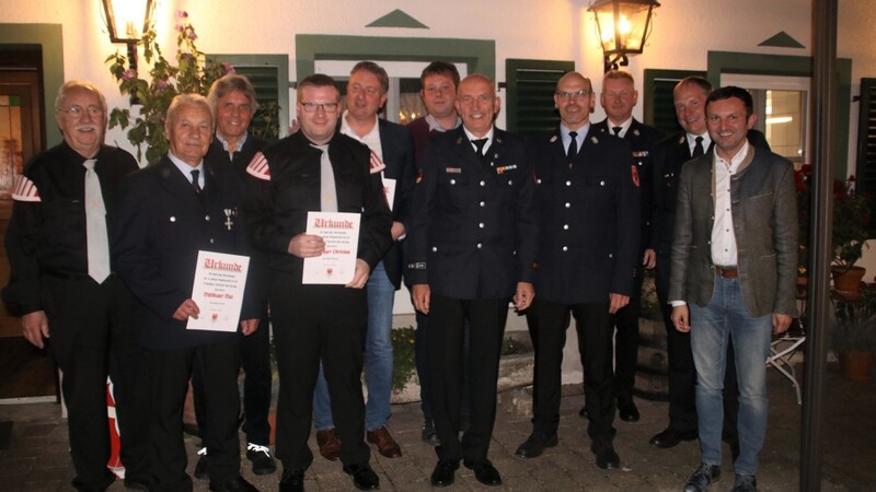 Für 25- oder 40-jährige Zugehörigkeit wurden zahlreiche Mitglieder der Feuerwehr Bad Kötzting geehrt.