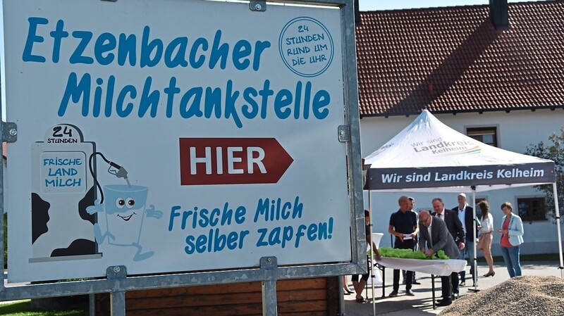Die Tafel weist den Weg zur Etzenbacher "Milchtankstelle". Ab sofort gibt es einen Hinweis darauf auch auf der Online-Plattform vollregional.de des Landkreises.