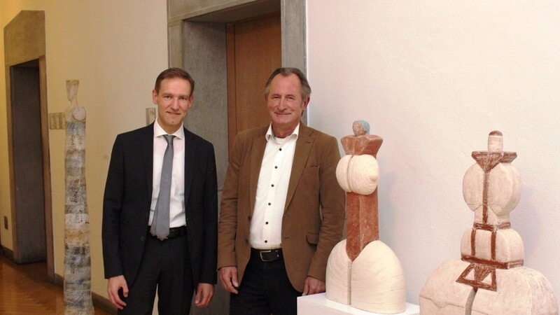Regierungspräsident Rainer Haselbeck (links) und Ludwig Bäuml (rechts), Vorsitzender des Berufsverbandes Bildender Künstler Niederbayern/Oberpfalz eröffneten die gut besuchte Kunstausstellung. Foto: Regierung von Niederbayern.