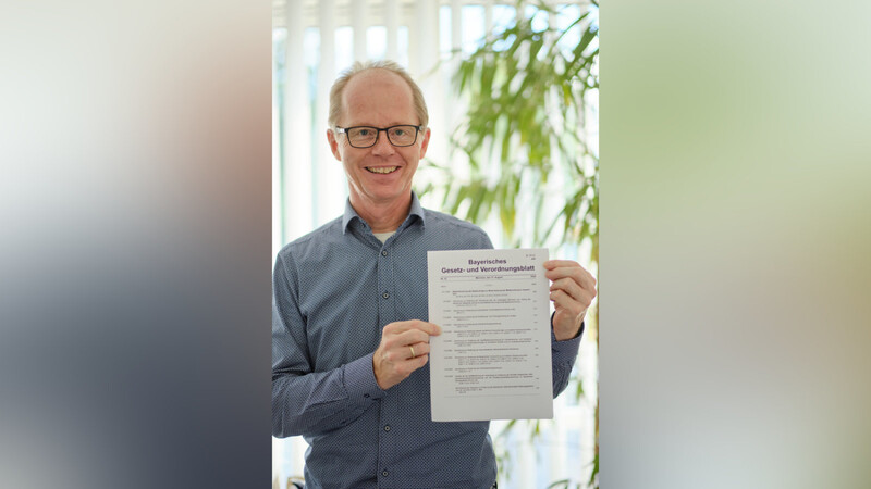 Prof. Dr. Griebl mit dem Gesetz- und Verordnungsblatt.