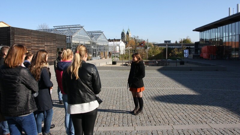 Johanna Graf (rechts) zeigt den angehenden Studenten den Campus, unter anderem den Schaugarten mit Blick auf die Basilika St. Peter.