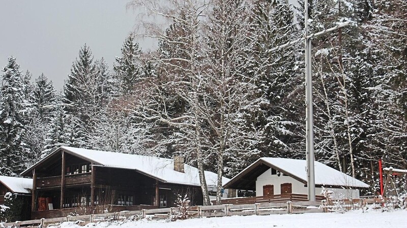Die Hütte rechts im Bild wurde zuletzt an Anita Wildgen verpachtet und bietet im Sommer die Möglichkeit zur Einkehr.