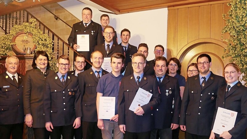 Die beförderten und geehrten Mitglieder der Feuerwehr Schmatzhausen-Egg mit Bürgermeisterin Andrea Weiß und den Feuerwehrdienstgraden.