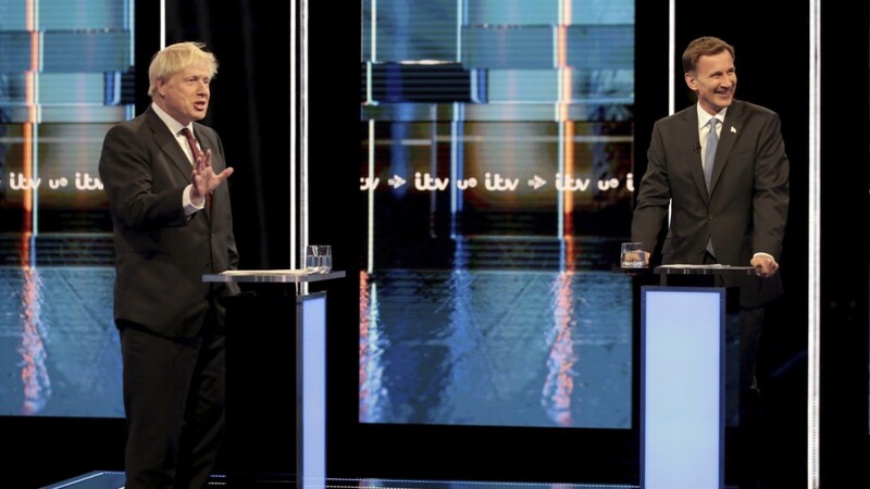 oris Johnson und Jeremy Hunt stehen sich in einer Fernsehdebatte gegenüber.