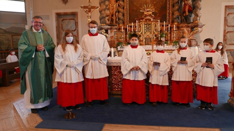 Vier der fünf neuen Altardiener mit Pfarrer Dr. Johann Tauer und den Oberministranten.