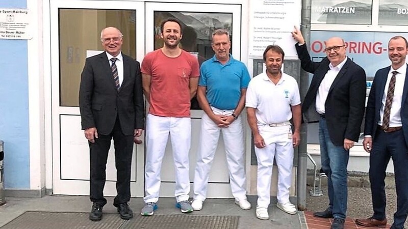 Bürgermeister Josef Reiser, das Praxisteam mit den Ärzten Andreas Harrieder, Dr. Robert Thüringer und Dr. Walter Brunner sowie Landrat Martin Neumayer und Ilmtalklinik-Geschäftsführer Ingo Goldammer (von links) freuen sich über die Gründung des MVZ in Mainburg.