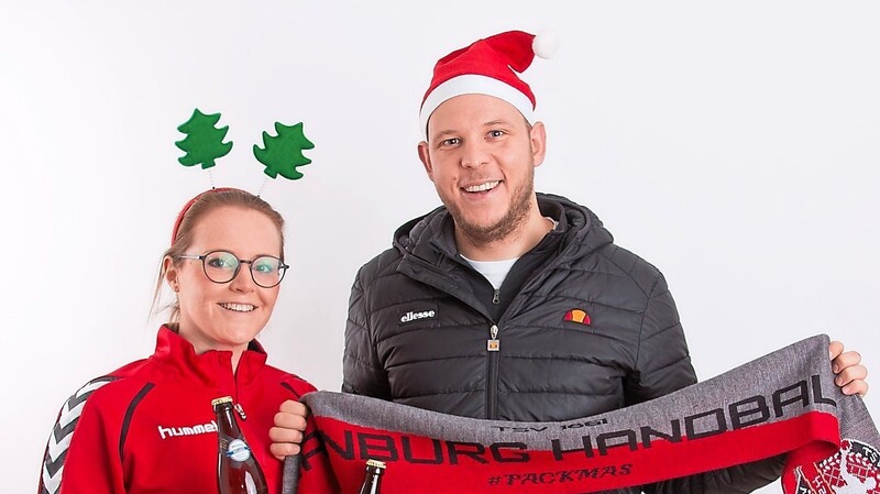 Das Mainburger Handballer-Vorzeigepärchen Jasmin Schmid und Max Heim wirbt kräftig für die Weihnachtsaktion.