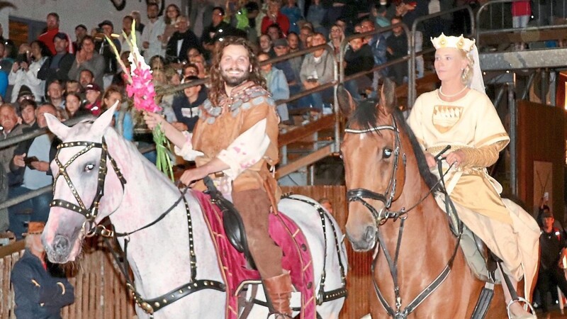 Abschied hoch zu Ross: Ritterin Steffi Decker ritt auf ihrem Pferd "Landbaron" und Ritter Simon Fischer auf dem Drachenkampfross "Goya" von Willi Späth aus der Arena.