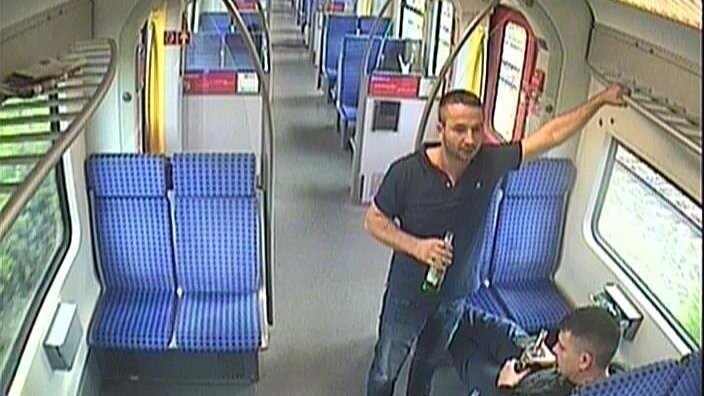 Zehn Monate nach dem Vorfall am Bahnhof von Neufahrn bei Freising hat die Polizei diese Bilder veröffentlicht, die die beiden Tatverdächtigen zeigen sollen.
