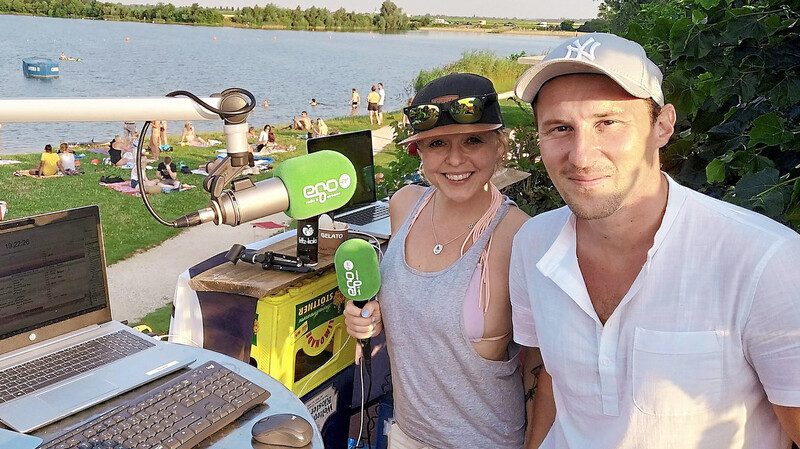 Elise Hoffmann und Dominik Kollmann an ihrem DJ-Pult am Guggenberger See.