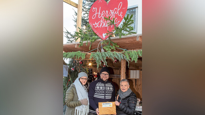 Kathrin & Florian Goldhammer übergaben im Namen des gesamten "Herzal-Schupfa" Teams der Vorsitzenden der Kinderkrebshilfe Ulrike Eckhart die großzügige Spende.