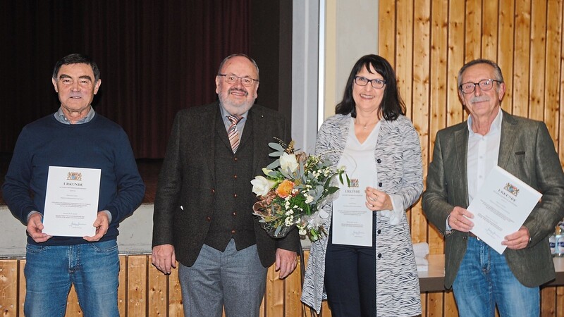 Bürgermeister Ludwig Robold (2.v.l.) überreichte den Gemeinderäten Alfons Gmelch (v.l.), Heike Berger und Franz Deinhart die kommunale Dankurkunde für ihr ausdauerndes Engagement im Gemeinderat.
