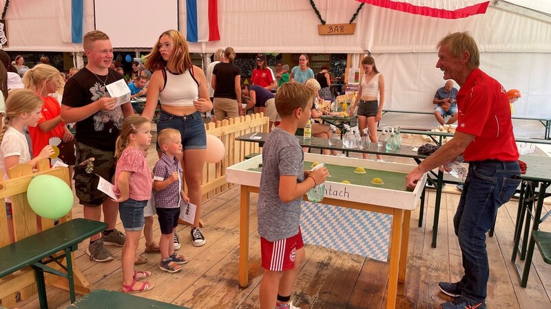 Beim TC Kollnburg gab's ein Wasserspiel mit Wasserspritze und Tennisball und eine lange Schlange von Kindern mit ihrem Spielepass in der Hand.