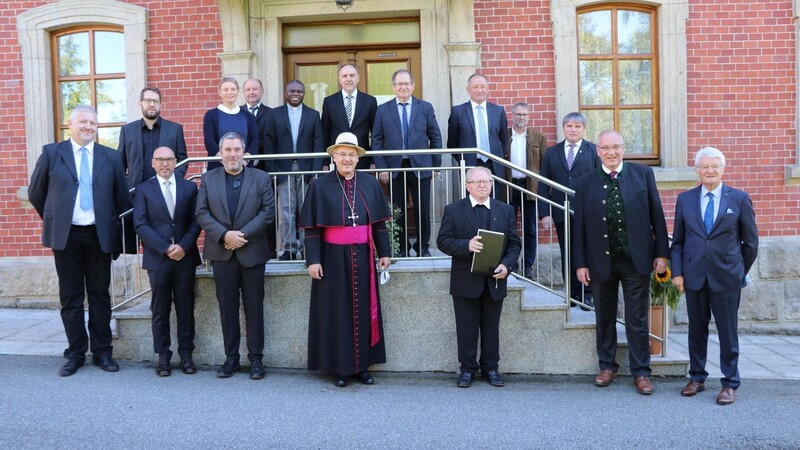 Gruppenfoto mit den Ehrengästen und den Verantwortlichen der Pfarrei nach der Altarweihe.