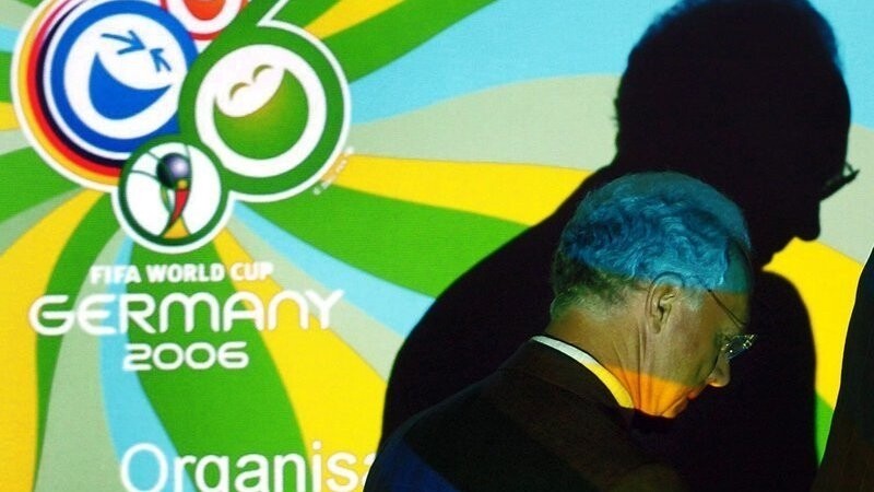 Der Präsident des Organisations-Komitees der Fußball-Weltmeisterschaft 2006 in Deutschland, Franz Beckenbauer, wirft einen großen Schatten auf das Logo der Veranstaltung.