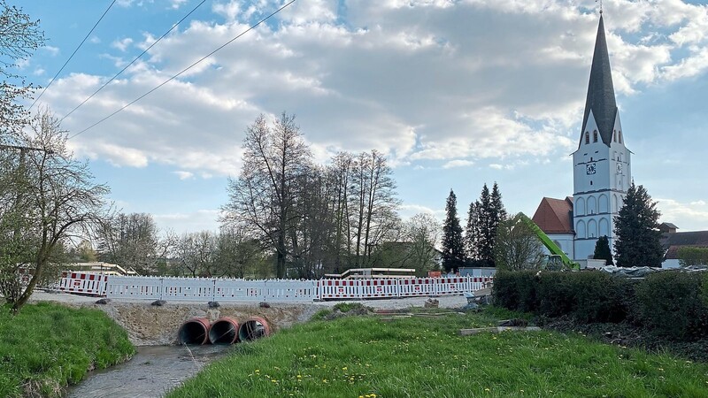 Unweit der Pfarrkirche Mariä Lichtmess in Inkofen wird ein Ersatzneubau anstelle der alten baufälligen Brücke errichtet.