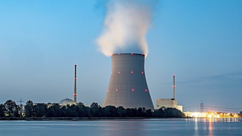 Wie lange noch Dampf aus dem Kühlturm des Atomkraftwerks Isar 2 bei Landshut steigen soll, darüber streiten Politik und Gesellschaft.