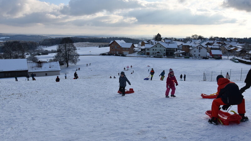 Zu Jahresbeginn freuten sich zahlreiche Wintersportler über die Schneehügel in der Gemeinde.