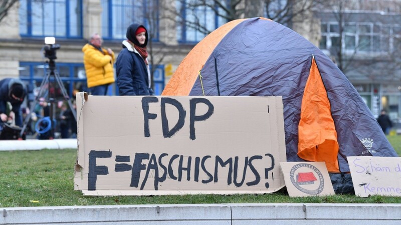 Campen gegen Kemmerich: Vor der Staatskanzlei in Erfurt schlagen viele Thüringer ihre Zelte auf und demonstrieren gegen die Wahl Kemmerichs zum Ministerpräsidenten. Sie fordern Neuwahlen.