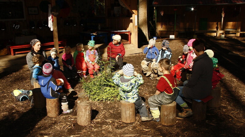 Am Ende des Tages sitzen alle Kinder und Betreuer des Waldkindergartens zusammen und singen gemeinsam. (Fotos: Wende)