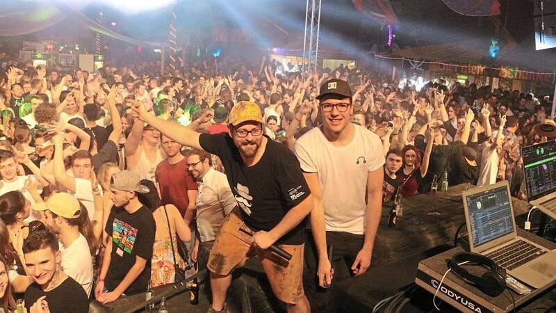Die DJs Wonger (rechts) und JJP rockten die 2500 Besucher mit den heißesten Hits der 90er Jahre.