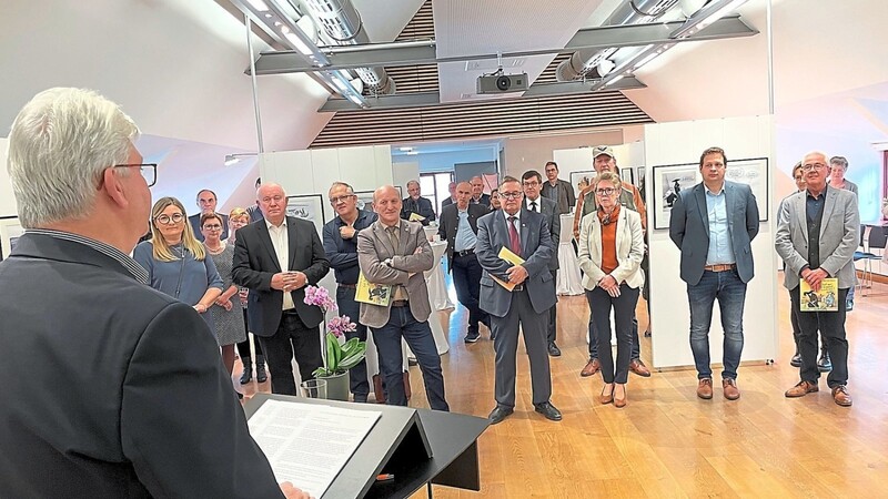 Viele Lokalpolitiker konnte der Vorsitzende der Hospizgruppe Dingolfing-Landau, Jürgen Stadler bei der offiziellen Eröffnung der Ausstellung am Samstagmorgen im Bruckstadl begrüßen.