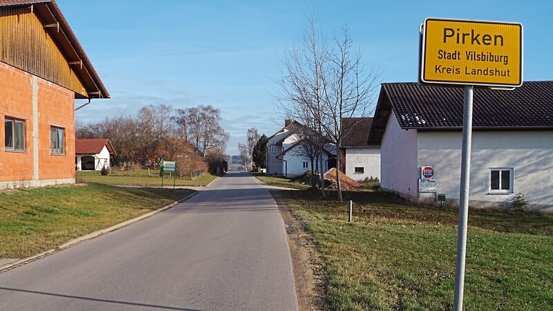 Fast alle Varianten sehen einen Geh- und Radweg vor, der von Haarbach aus auf der linken Seite entweder bis kurz hinter das Backsteingebäude reicht oder den Ortsteil Pirken komplett durchzieht.